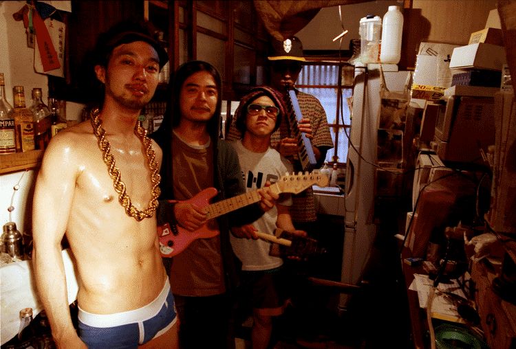 最新作「EVEN KICK SOY SAUCE」にはライブ音源2曲を含む計9曲を収録。エンハンスド仕様で「猫がニャ～て、犬がワンッ! with 二階堂和美」と「ENGAWA DE DANCEHALL」のビデオクリップも収められる。