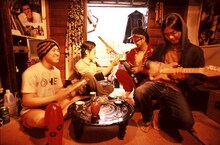 neco眠るの最新アルバム「EVEN KICK SOY SAUCE」でリードトラックとなっているDODDODOのカバー「猫がニャ～て、犬がワンッ！」には、ゲストボーカルとして二階堂和美が参加。2組は「nest festival'09」で共演することになったが、当日コラボパフォーマンスが披露されるのか期待が高まるところだ。