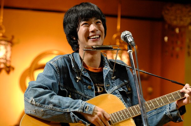 峯田和伸主演作「アイデン＆ティティ」のトモロヲ×みうらコンビによる映画第2弾「色即ぜねれいしょん」。黒猫チェルシーのボーカル・渡辺大知（写真）は“青春ノイローゼ”まっただ中のモテない少年じゅんを演じる。