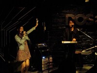 多くの音楽ファンやメディアが詰め掛けた会場で、彼女たちは日本語と英語とタイ語を織り交ぜ全12曲を披露。途中でDaichiの機材トラブルもあったが、満員のオーディエンスは大いに盛り上がった。