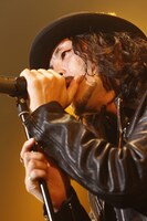 ライブのセットリストは新旧のナンバーを網羅した内容で、アンコールを含め全22曲が披露された。