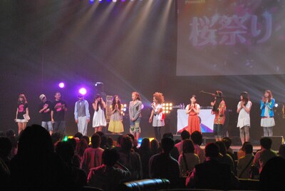 バラエティ豊かなアーティストがずらりと揃った豪華なステージ。