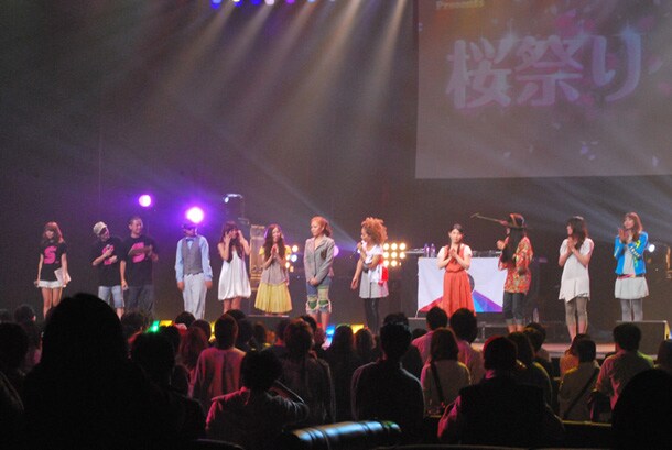 バラエティ豊かなアーティストがずらりと揃った豪華なステージ。