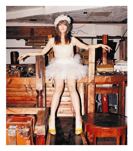 アルバム「BEAUTIFUL」初回限定盤（写真）には、野田凪による「PRECIOUS」、多田卓也による「BEAUTIFUL」、ENLIGHTENMENTによる「SKIN」、宇川直宏による「FREAK - yasutaka nakata remix」のビデオクリップが収録されたDVDが付属。