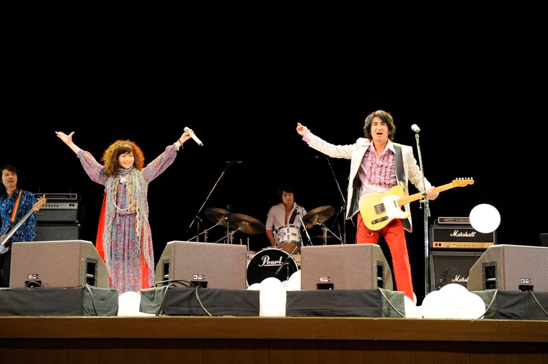 Caocaoは、以前から田島のファンだったという持田のリクエストにより結成された。