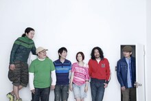 バンド編成で活動していたi-depの6人。Hiroshi NakamuraとCanaはSotte Bosseとしても活躍中で、5月27日にミニアルバム「Way」のリリースが予定されている。