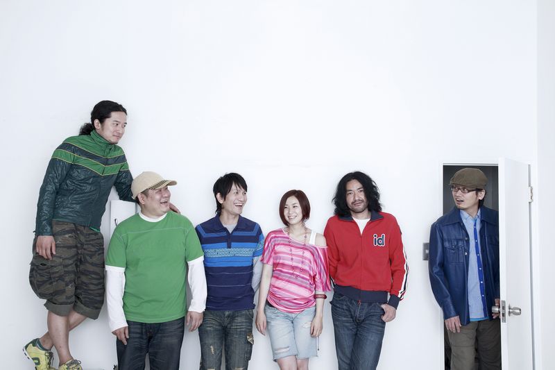 バンド編成で活動していたi-depの6人。Hiroshi NakamuraとCanaはSotte Bosseとしても活躍中で、5月27日にミニアルバム「Way」のリリースが予定されている。