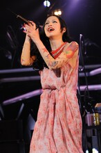 春らしいピンク色のワンピース姿で熱唱する中島美嘉。