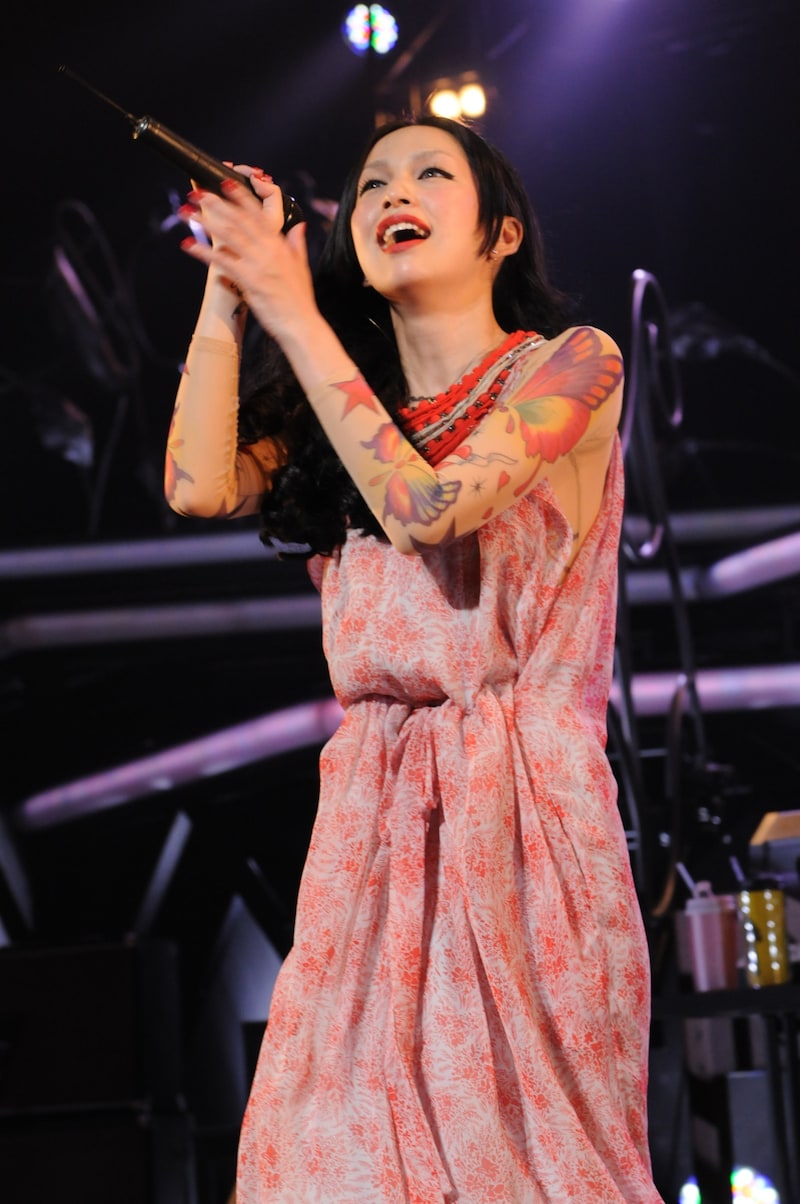 春らしいピンク色のワンピース姿で熱唱する中島美嘉。