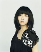 Salyuは現在全国ツアー「Salyu Tour 2009 Merkmal」の真っ最中。ツアーファイナルは4月24日に渋谷C.C.Lemonホールにて行われる。