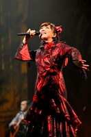 4月10日、よこすか芸術劇場にて幕を開けたユーミン4年ぶりのホールツアー。本日6月30日は金沢歌劇座でライブが行われる（写真は4月10日の様子）。