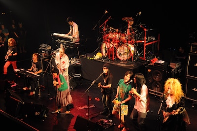 ライブを終えた後藤まりこ（ミドリ）は精根尽き果て、はいつくばって階段を昇っていたとのこと。その姿を観た大槻ケンヂは「怖いオーラ出まくりで、映画『呪怨』かと思った」と言って後藤を苦笑させた。