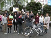 早朝にもかかわらず、多くのファンが見送りに駆けつけていた。