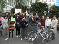 早朝にもかかわらず、多くのファンが見送りに駆けつけていた。