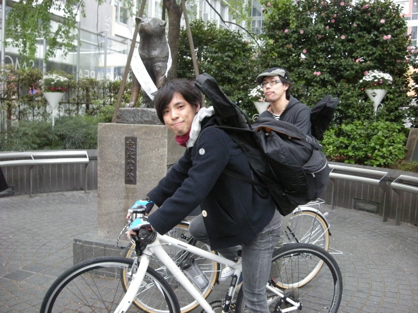 出発直前のクノシンジと友人ハシモト氏。2人ともミニギターを背負っているが、意外なほどの軽装。ちなみにハシモト氏はママチャリでの参戦。