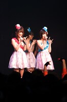 手前左からアイドリング!!!3号遠藤舞、前田敦子（AKB48）