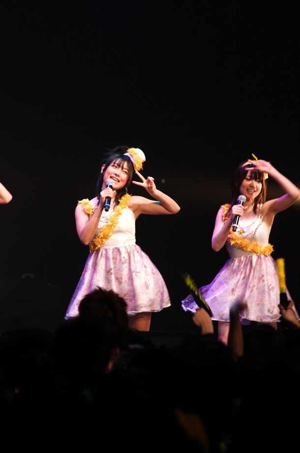 左からアイドリング!!!6号外岡えりか、大島優子（AKB48）