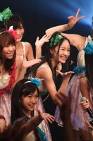 「チューしようぜ！」エンディングで決めポーズをとるAKBアイドリング!!!の面々。