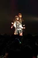 小野恵令奈（写真手前）と小嶋陽菜（奥）