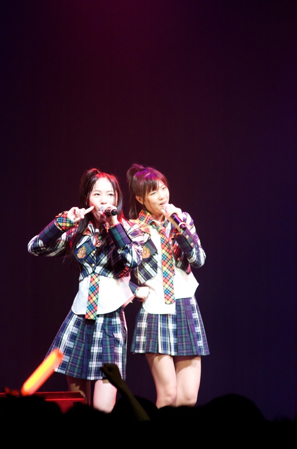 左から松井珠理奈、宮澤佐江