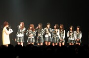 斉藤舞子アナウンサーとAKB48。左から斉藤アナ、小嶋陽菜（チームA）、河西智美（チームK）、松井珠理奈（SKE48チームS）、宮澤佐江（チームK）、前田敦子（チームA）、大島麻衣（チームA）、小野恵令奈（チームK）、大島優子（チームK）。