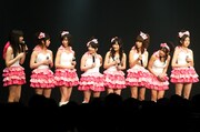 アイドリング!!!。左から9号横山ルリカ、14号酒井瞳、15号朝日奈央、7号谷澤恵里香、17号三宅ひとみ、3号遠藤舞、6号外岡えりか、16号菊地亜美。