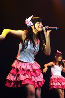 アイドリング!!!16号三宅ひとみ（写真手前）は、「AKB48のファンの皆さん、アイドリング!!!のファンの皆さん、そしてAKBアイドリング!!!から入ってくれたファンの皆さんのおかげで、オリコン2位になれました！」と喜びを口にした。