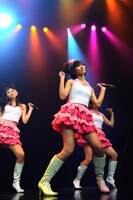 アイドリング!!!15号朝日奈央（写真手前）は「今回のアイドリング!!!メンバーでは最年少なんですが、すぐ疲れちゃうんですよ」と言って会場の笑いを誘った。