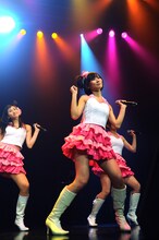 アイドリング!!!15号朝日奈央（写真手前）は「今回のアイドリング!!!メンバーでは最年少なんですが、すぐ疲れちゃうんですよ」と言って会場の笑いを誘った。