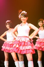 アイドリング!!!7号谷澤絵里香（手前中央）、15号朝日奈央（後方左）、9号横山ルリカ（後方右）