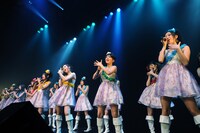 取材後にはファン2000人との握手会も敢行。16人での握手会はこれが初めて。