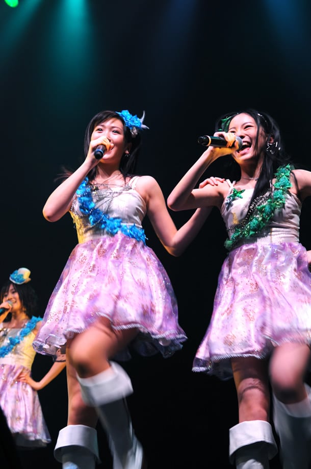 この春中学校に入学した松井珠理奈（SKE48／写真右）は楽屋で着替えているとき、アイドリング!!!7号谷澤絵里香に「谷澤さん、何を食べたらこんな体になるんですか」と尋ねたことを暴露された。