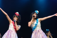 MCでは相思相愛ぶりが明かされたアイドリング!!!3号遠藤舞（写真左）とAKB48の前田敦子（右）。