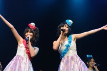 MCでは相思相愛ぶりが明かされたアイドリング!!!3号遠藤舞（写真左）とAKB48の前田敦子（右）。