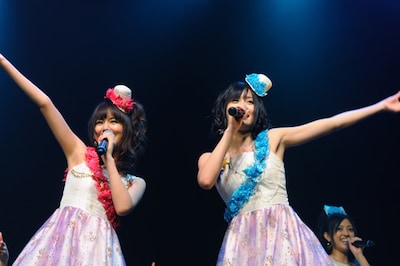 MCでは相思相愛ぶりが明かされたアイドリング!!!3号遠藤舞（写真左）とAKB48の前田敦子（右）。