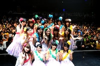 イベント後にはステージ上で囲み取材も実施。曲にちなんで「チューした経験は？」と問われると、小野恵令奈は「イグアナにしたことが。ザラザラしてた」と言って記者たちを驚かせた。