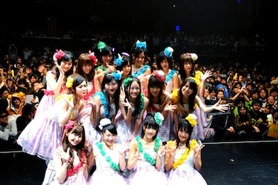 イベント後にはステージ上で囲み取材も実施。曲にちなんで「チューした経験は？」と問われると、小野恵令奈は「イグアナにしたことが。ザラザラしてた」と言って記者たちを驚かせた。