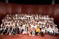 ビデオクリップ撮影時の記念写真。