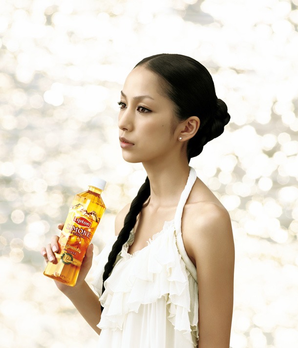 「リプトン リモーネ」を片手にメランコリックな表情をたたえる中島美嘉。