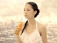 レモンティを含んでひと息つく中島美嘉のアルカイックスマイル。
