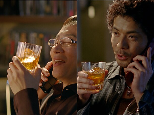 日本ハム「シャウエッセン」のCM（1999年）で独特の存在感を見せた久保田利伸（写真右）がCMの世界に再登場。共演の松尾貴史（左）は2007年よりCMキャラクターを務めている。