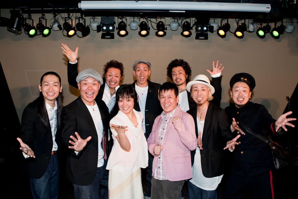 「もともとET-KINGの曲はiPodに入れていたので、親近感を感じます」と語った三ツ矢雄二（写真右から4番目）。憧れの声優との共演にET-KINGも感動しどおしだったようだ。