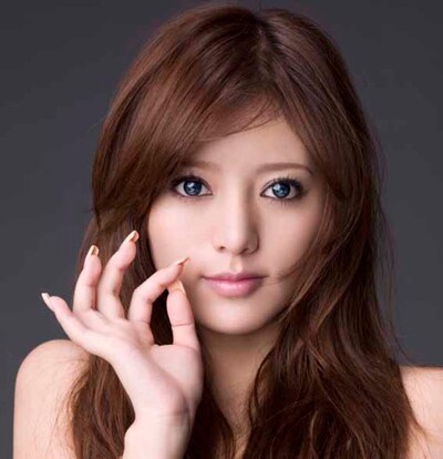 alanは「久遠の河」について、「この曲は、夢と信念を歌っています。今は世界中がとても大変な時期です。でも、未来を創るのは今を生きている私たちです。たくさんの方にこの曲を聴いていただき、夢と信念を持って未来に希望を感じてほしいと思っています」とコメント。