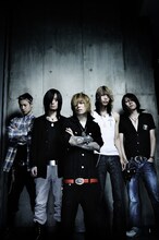 京（Vo）の喉も復活し、4月13日からツアーを再開したDIR EN GREY。4月29日にはライブDVD「TOUR08 THE ROSE TRIMS AGAIN」をリリースする。