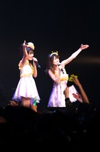 写真は4月12日のAKBアイドリング!!!無料イベントの様子。右が大島優子。