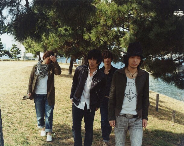 アンダーグラフは前身バンドでの活動を経て1999年6月に結成された。