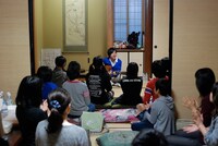 畳敷きの和室2部屋がステージ兼客席に。最前列の中学生を中心に、幅広い年代の観客が集まった。