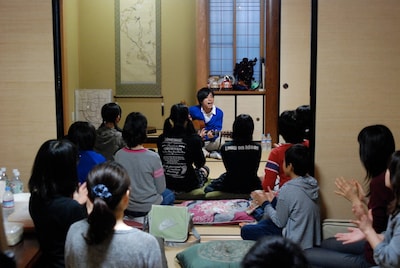畳敷きの和室2部屋がステージ兼客席に。最前列の中学生を中心に、幅広い年代の観客が集まった。