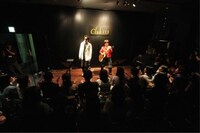 路上ライブに近いスタイルは、彼らにとって原点ともいえるもの。