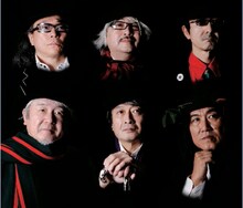 鈴木慶一（写真下段左端）＆博文（上段右端）の兄弟ユニット、The SUZUKI。今回のライブには武川雅寛（下段右端）も参加し、ムーンライダーズの1/2が揃う。